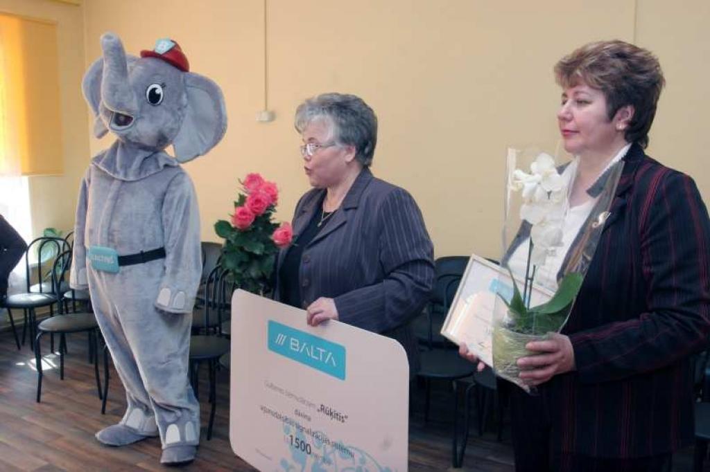 Izglītības iestādei tika dāvināta arī ugunsdrošības sistēma 1500 latu vērtībā.
Autors: Gatis Bogdanovs