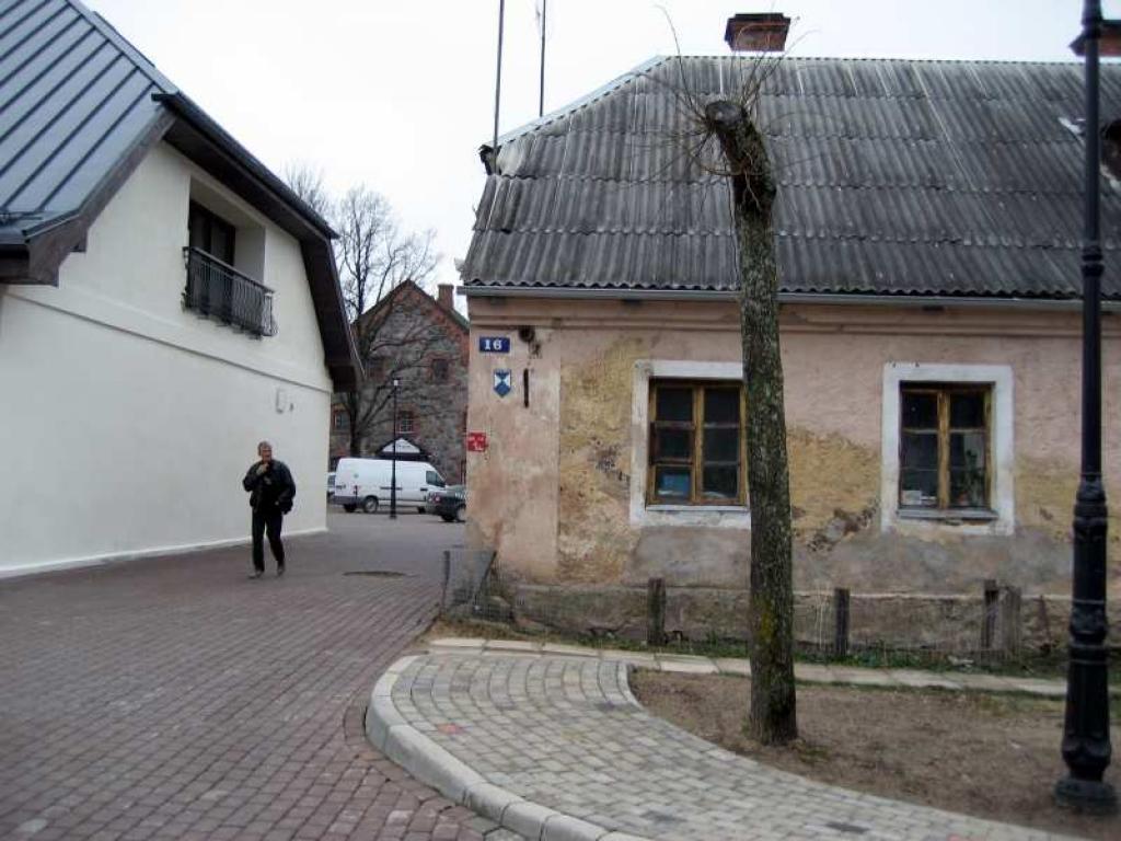 Blakus atjaunotajai manēžai, kur tagad ir viesnīca, izceļas noplukusi kalpu māja. Arī tā ir vietējās nozīmes kultūras piemineklis un ietilpst valsts nozīmes muižas apbūvē.
Autors: Gatis Bogdanovs