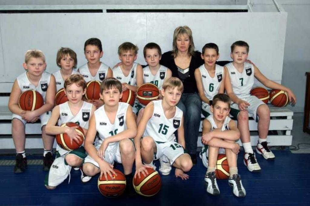 Trenere Vija Kalniņa ar saviem mazajiem basketbolistiem.
Autors: Evita Brokāne