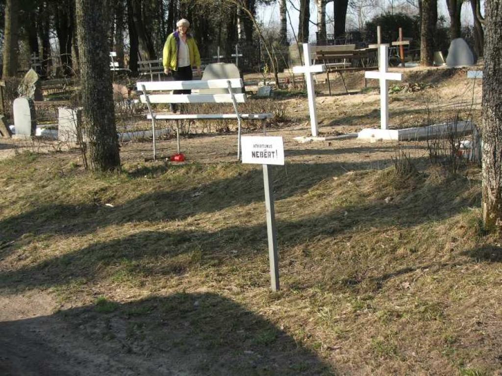 Cilvēki brīnās, ka kapsētā izliktas zīmes nebērt atkritumus. Kur tos likt? Ir jauna kārtība? Jā!
Autors: Foto: Aira Kence