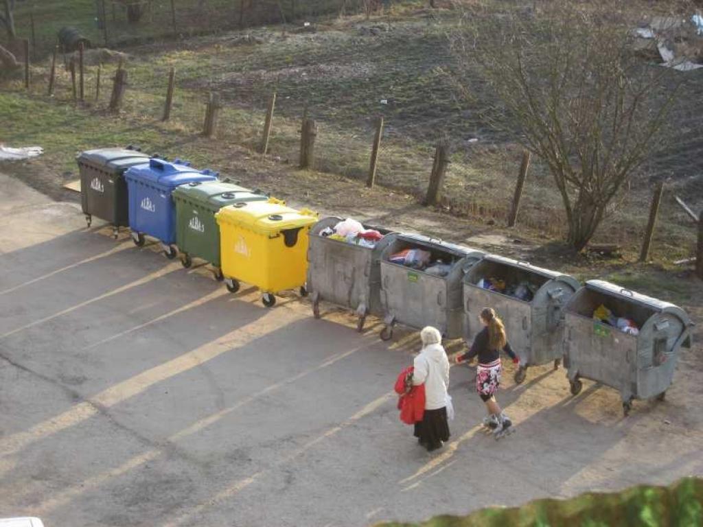 Arī Gulbenē, Skolas ielā, daudzdzīvokļu māju iedzīvotāji sākuši šķirot atkritumus.
Autors: Diāna Odumiņa