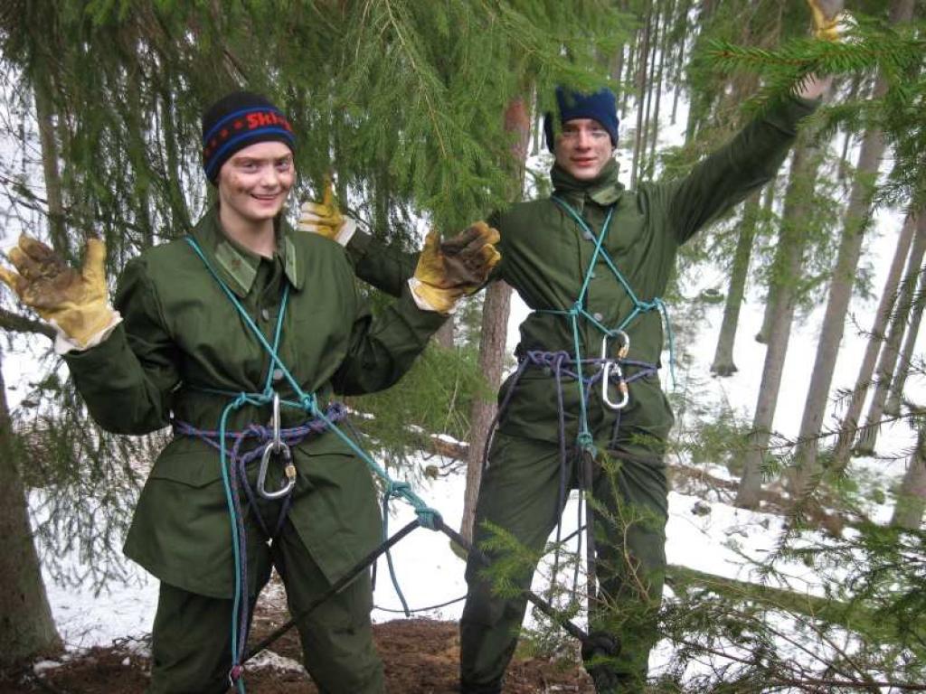 Labākā Vidzemes jaunsardzes meitene ir Gulbeniete Solvita Brezinska (no kreisās). Alūksnes nometnē viņa tūrisma iemaņas apliecināja kopā ar savas jaunsargu virenības dalībniekiem, starp kuriem arī Jānis Lācis.
Autors: no personiskā albuma