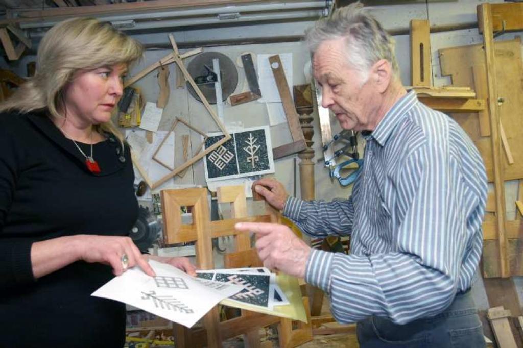  Pirmo reizi rajona pašdarbnieku kolonnu Dziesmu svētku gājienā rotās latvju rakstu zīmes, ko gatavojis Gulbenes Tautas lietišķās mākslas studijas 