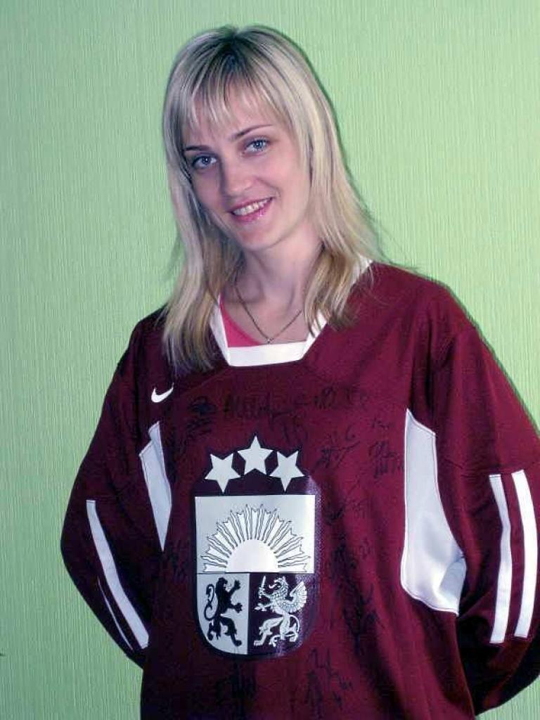 Neviltots bija gulbenietes Elīnas prieks, velkot mugurā Latvijas izlases parakstīto sporta kreklu , lai varētu iemūžināt fotokonkursā iegūto balvu. 
Autors: Tamāra Ulase