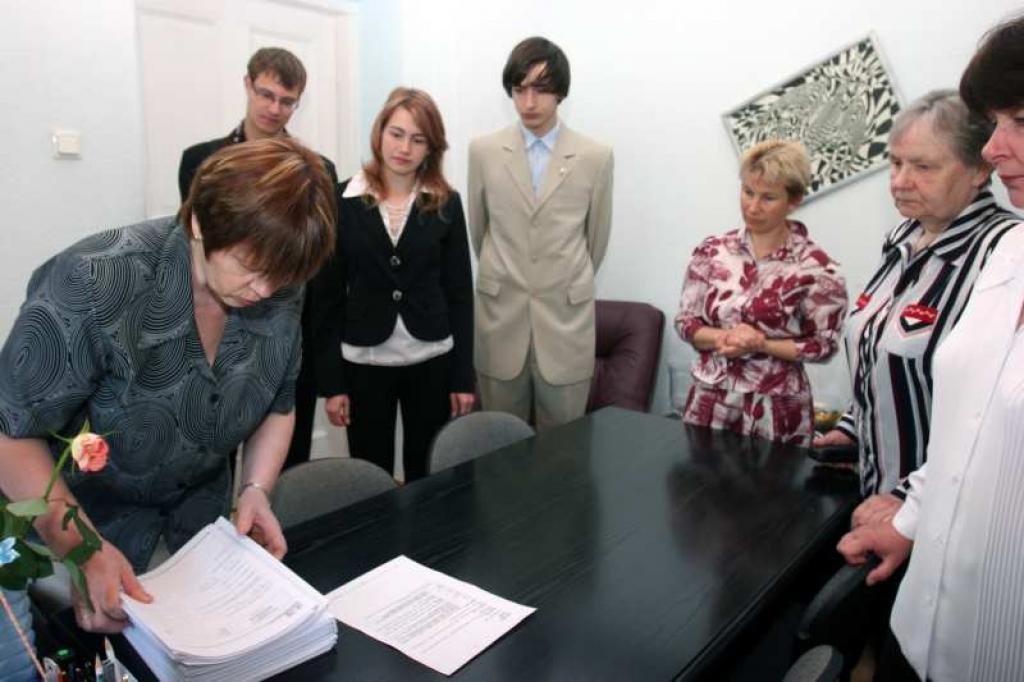 Ģimnāzijas direktore Lidija Ķeķere ver vaļā matemātikas ieskaišu paku un pārbauda, vai tajā atrodas viss, kam tur ir jābūt. Savukārt skolēni un skolotāji piedalās šajā procesā, lai redzētu un pārliecinātos, ka viss norit godīgi.
Autors: Gatis Bogdanovs