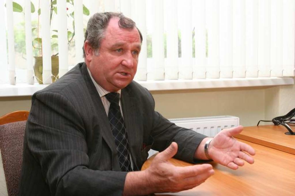 “Esmu vai neesmu pelnījis ordeni, lai vērtē cilvēki. Es tikai apzinos, ka visiem labs nebūšu, jo mēs katrs esam citāds savā būtībā,” saka Gulbenes pilsētas domes priekšsēdētājs Nikolajs Stepanovs.
Autors: Gatis Bogdanovs