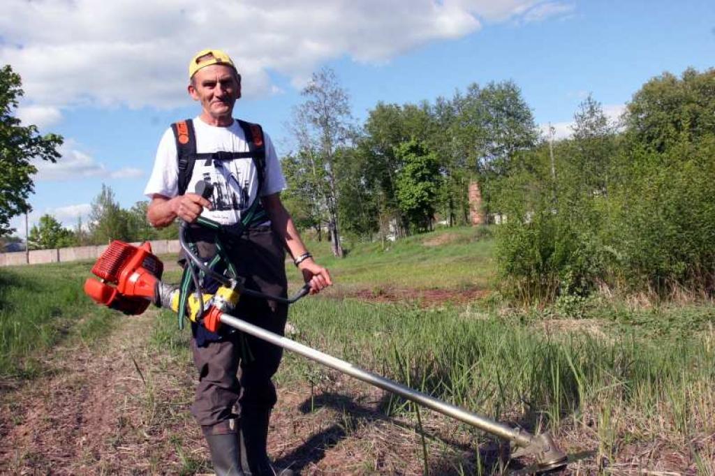 Skolotājs Jānis Ančs biatlona trasē regulāri  izgriež krūmus un kopš pavasara līdz vēlam rudenim pļauj zāli. Apraudzīt trasi skolotājs dodas katru dienu.
Autors: Gatis Bogdanovs