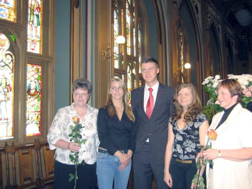 Minētie skolēni, skolotāja Anita Putna, skolas direktore Lidija Ķeķere pēc  svinīgā diplomu saņemšanas pasākuma 14. maijā Rīgā, Mazajā ģildē.
Autors: No personiskā albuma