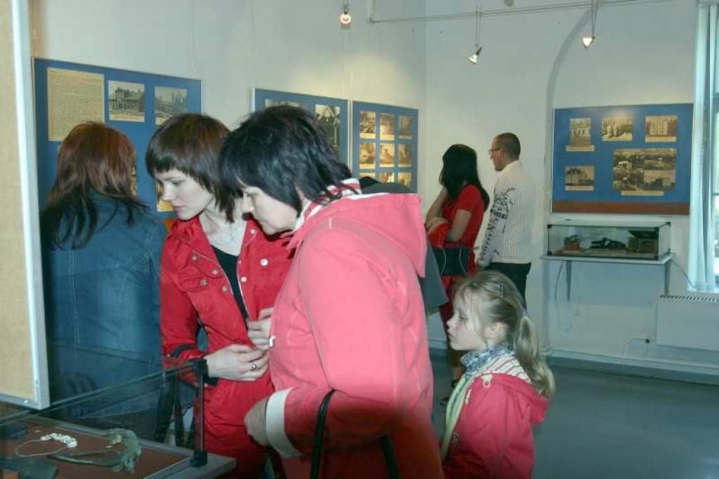 Ne viens vien gulbenietis cītīgi pētīja muzejā izvietotās ekspozīcijas.
Autors: Gatis Bogdanovs