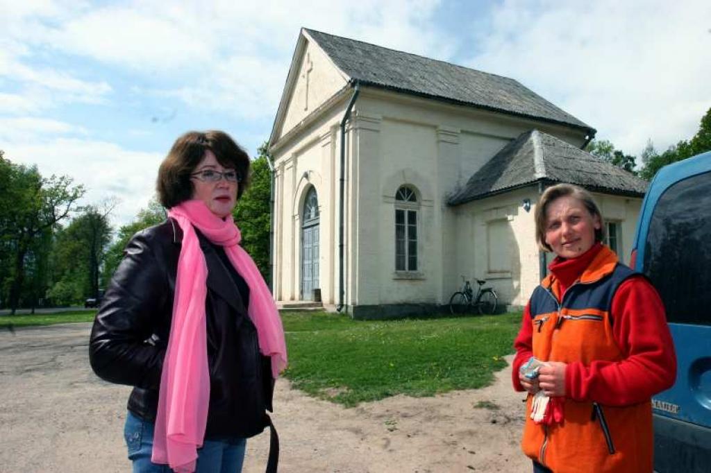 “Visi gulbenieši šodien tiek gaidīti uz lielo talku Gulbenes vecajos kapos. Līdzi visi aicināti ņemt grābekļus un kapļus. Kopīgiem spēkiem kapos jāpaveic daudz darba,” aicina kapu apsaimniekošanas speciāliste Valda Kupce un kapu strādniece Ginta Brūniņa. Kapu sakopšanas darbos ir iesaistījusies arī pašvaldība. Ir iecerēts arī remontēt kapliču, kā arī labiekārtot kapu teritoriju.
Autors: Gatis Bogdanovs