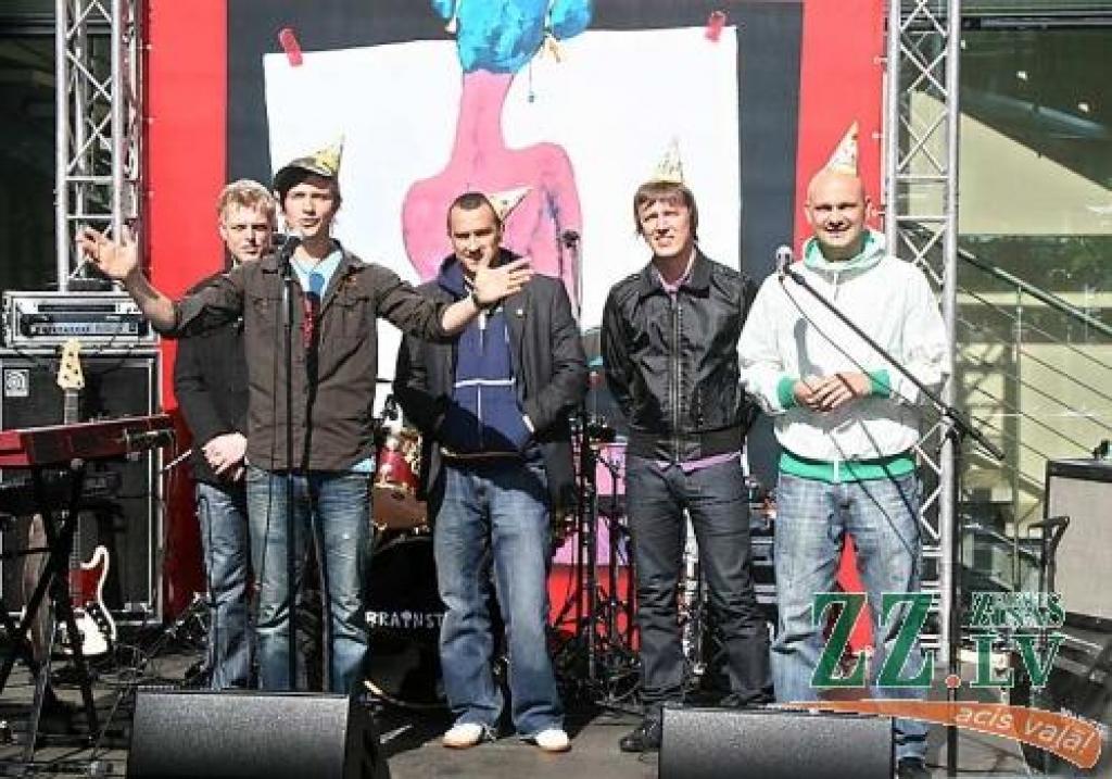 Otrdienas pēcpusdienā Rīgā, viesnīcas «Hotel Reval Elizabete» pagalmā grupa «Prāta Vētra» prezentēja savu jaunāko studijas albumu «Tur kaut kam ir jābūt».
Autors: Agris Samcovs (www.zz.lv)