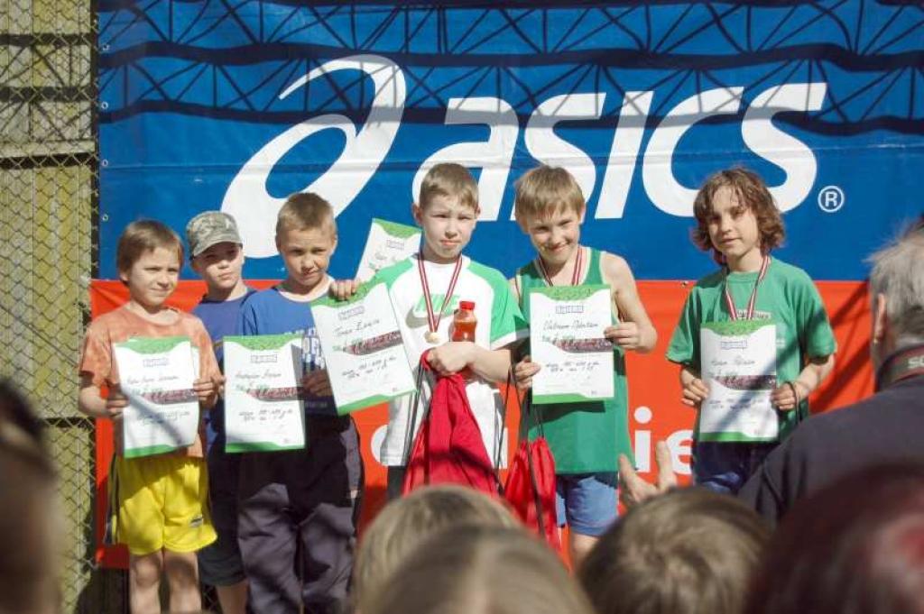 Pirmais no kreisās: Arvis Artis Ceriņš (5.-6.vieta) no Tirzas pamatskolas; [pirmais no labās: Alens Poliņš (3.-4.vieta) no Rankas pamatskolas.
Autors: No personiskā albuma