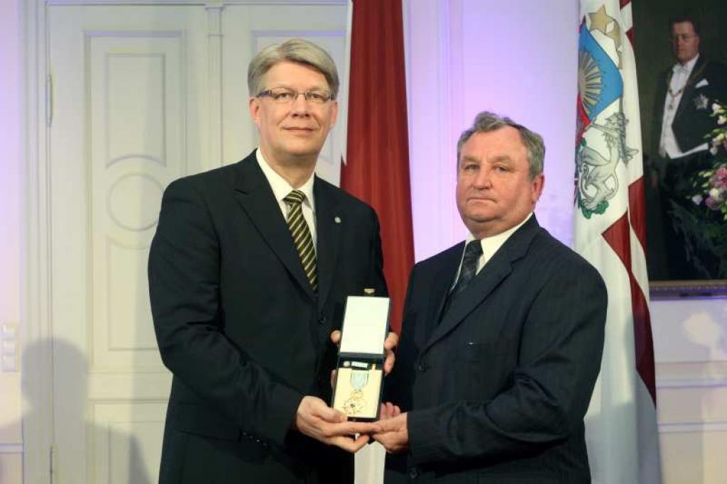 Gulbenes pilsētas domes priekšsēdētājs Nikolajs Stepanovs kopā ar Valsts prezidentu Valdi Zatleru augstākā valsts apbalvojuma saņemšanas pasākumā. 
Autors: Juris Krūmiņš (Valsts prezidenta kanceleja) 