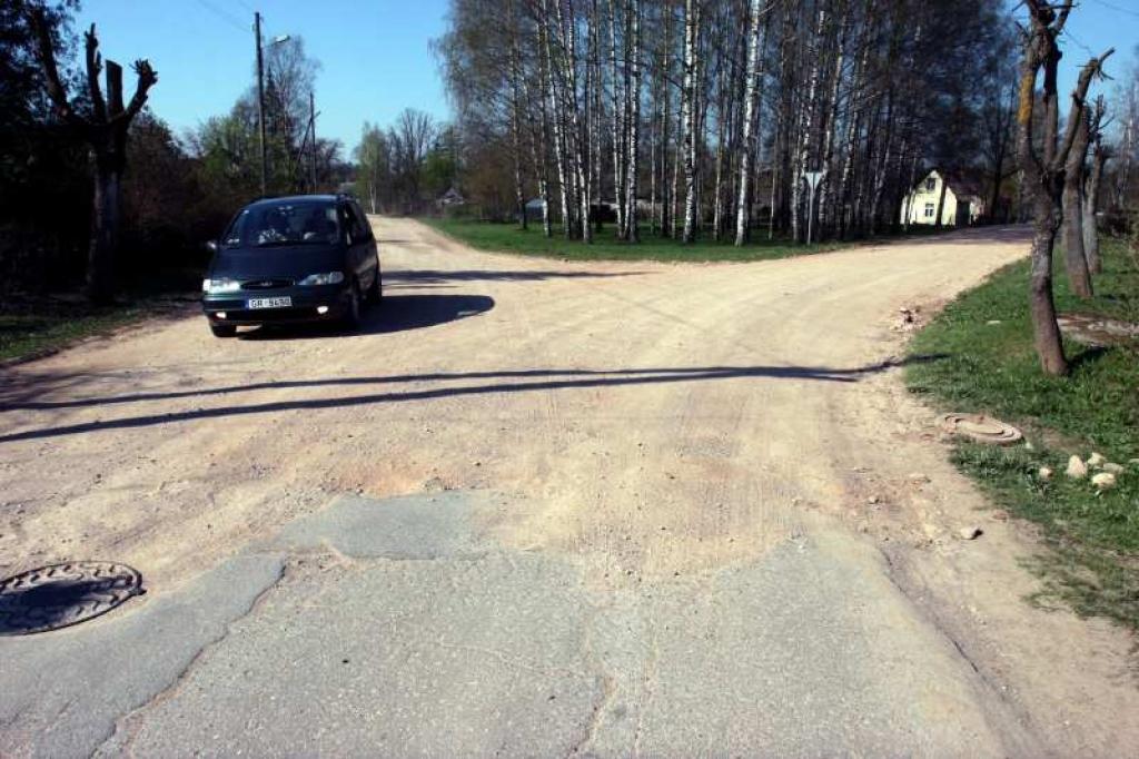 Šovasar vienā kārtā tiks ieklāts asfaltsegums Ābeļu ielā no krustojuma ar Līko ielu līdz pat Brīvības ielai, Krasta ielas gals, kas piekļaujas Brīvības ielai.
Autors: Gatis Bogdanovs