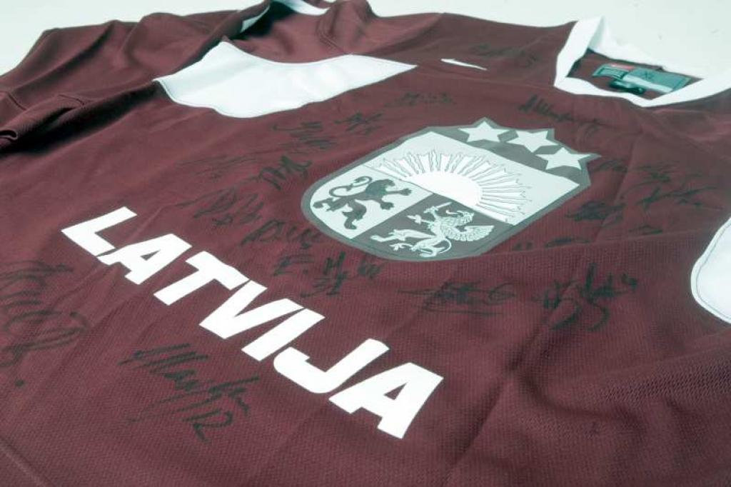 Sporta krekls ar Latvijas izlases hokejistu parakstiem.