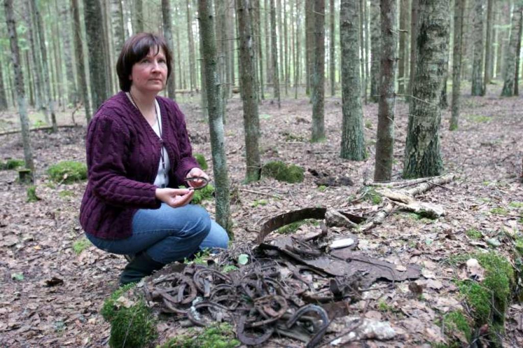 Sarmīte Dundure demonstrē atradumus – racēju virszemē pamestos karavīru zābaku metāla pakaviņus. To visu sadarbībā ar policiju inspekcija savāks un nogādās Gulbenes muzejā.
Autors: Gatis Bogdanovs
