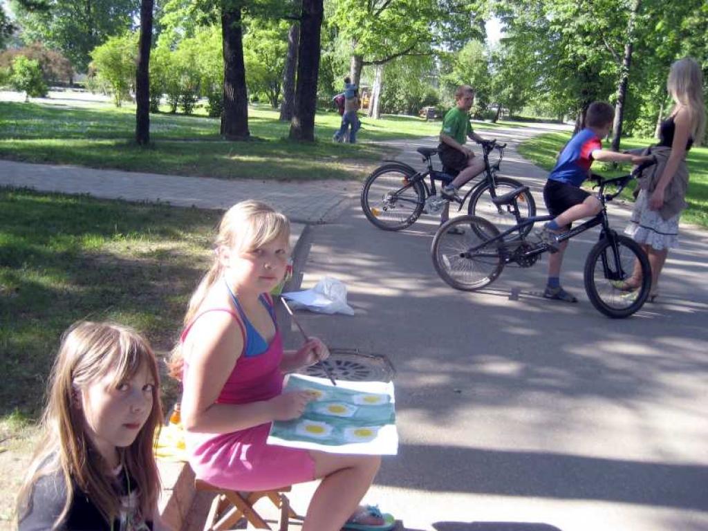 Jaunatnes parkā nesen zīmējot un vērojot dabu praksi aizvadīja Gulbenes mākslas skolas 1.klases audzēknes Alise Maļinovska (no kreisās) un Katrīna Dundure. 
Autors: Diāna Odumiņa