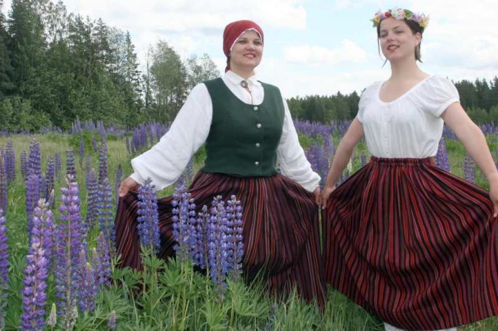 Dziesmu un deju svētkos druvēniete Jolanta Zirne būs kopā ne tikai ar vīru Aināru, bet arī meitu Ievu, kura dejo Tirzas pagasta jauniešu deju kopā. Fotografēšanās brīdī Ainārs atradās darbā.
Autors: Gatis Bogdanovs