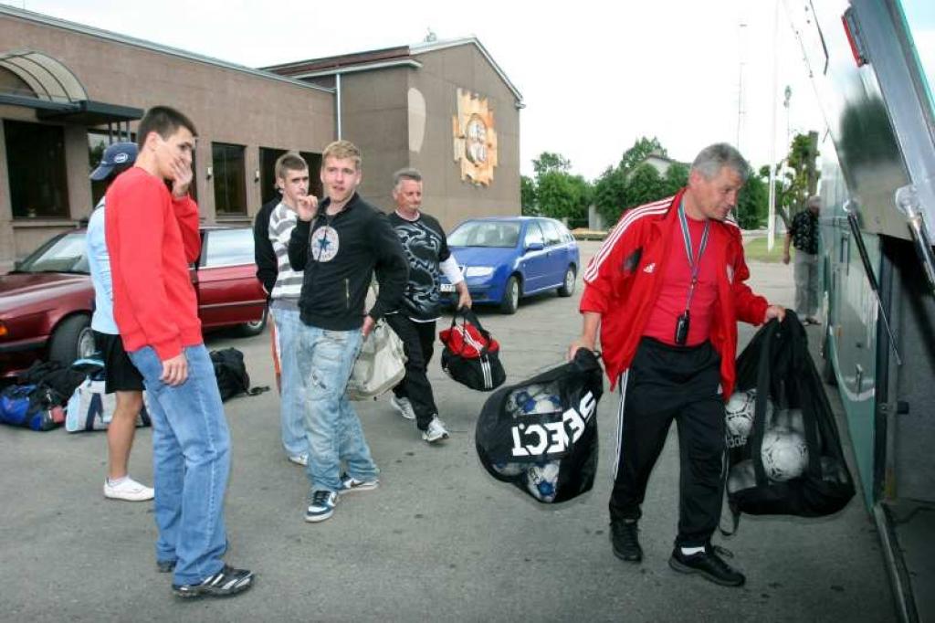 No 13. līdz 15.jūnijam Ventspilī notiks Latvijas 2. olimpiāde. Vakar uz to jau devās pirmie mūsu rajona sportisti - 39 futbolisti. 
Autors: Gatis Bogdanovs