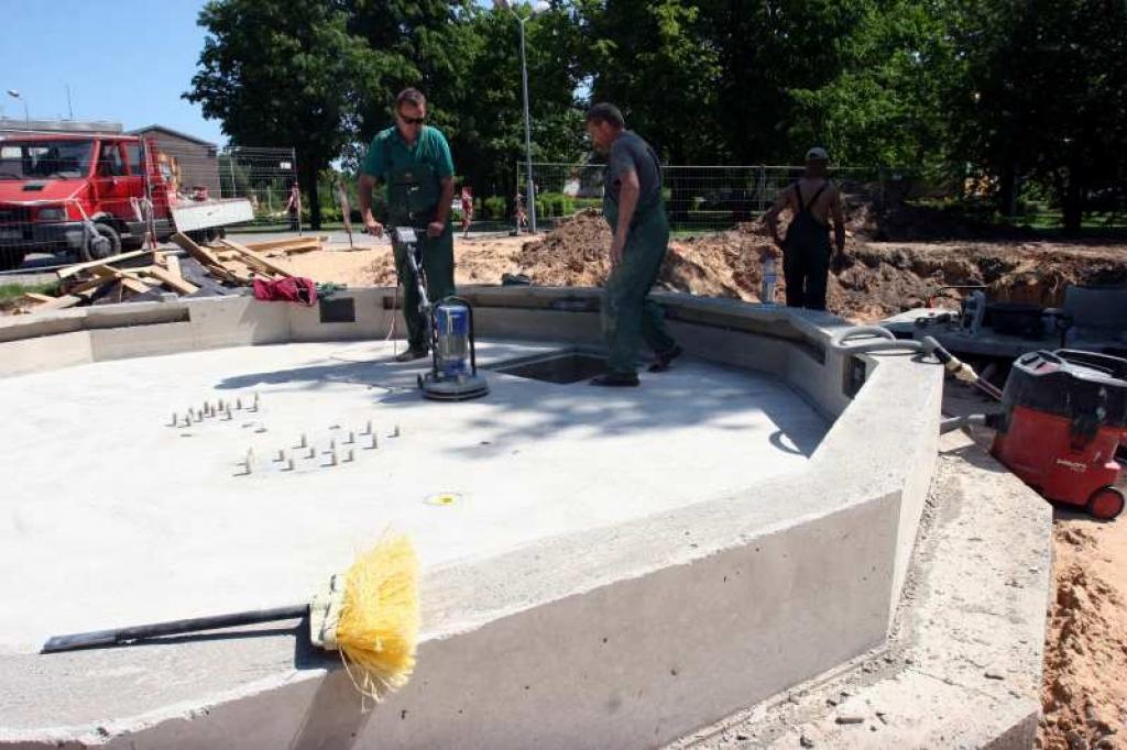 No dienas dienā gulbnieši redz, kā pamazām veidojas strūklakas vieta pilsētas centrā.
Autors: Gatis Bogdanovs