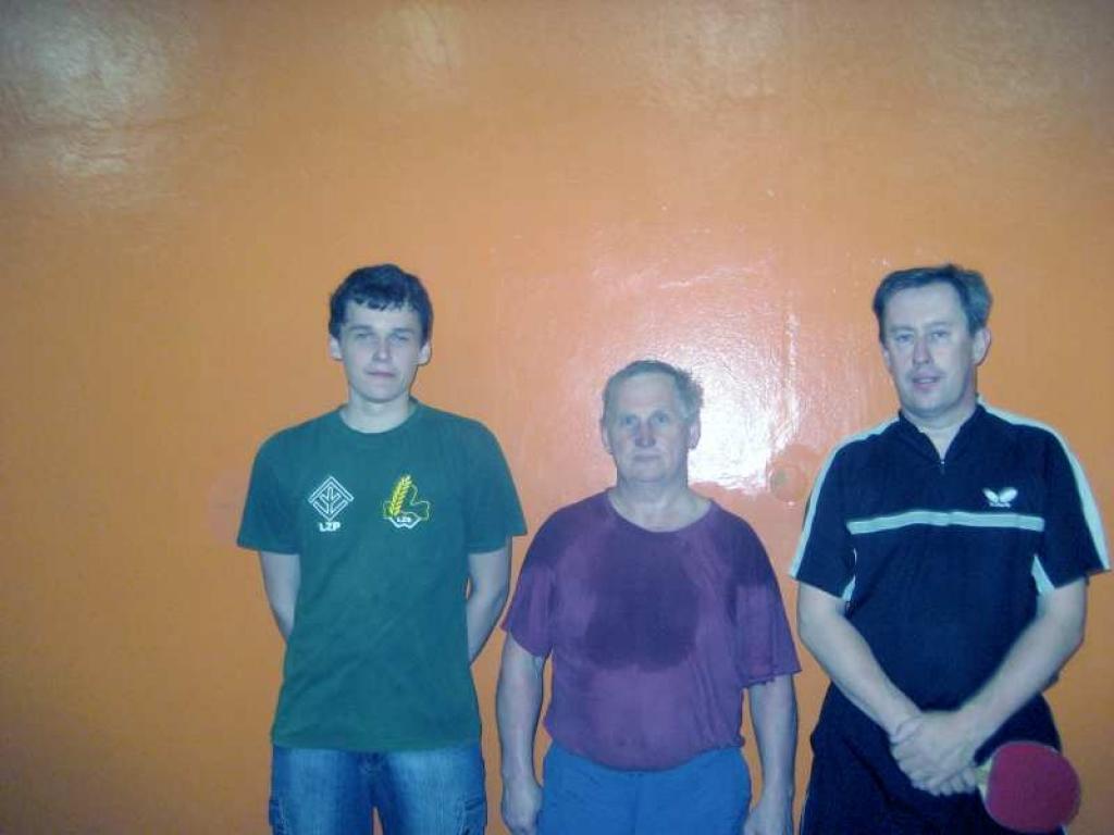 Pirmo četru galda tenisa turnīru uzvarētāji Daukstu pagasta Staros - Andis Sirmacis no Daukstēm (pirmais no kreisās) un gulbenieši Jānis Gibala un Agris Koris.
Autors:  No personiskā albuma