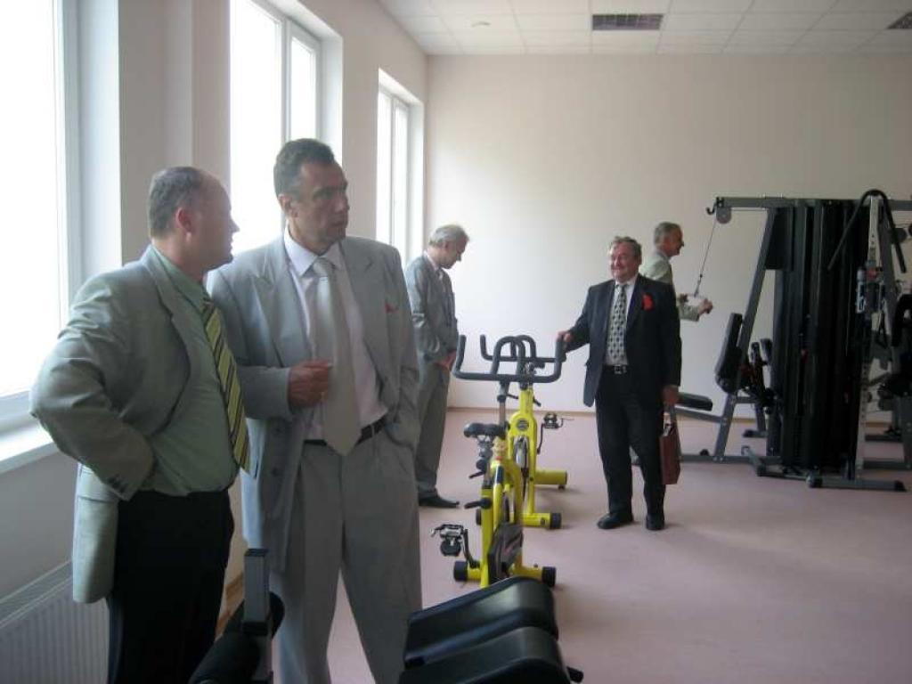 Internāta ēkā ir arī par Latvijas olimpiskās komitejas finansējumu iekārtotā trenažieru zāle. Par to priekā ar Gulbenes sporta skolas direktoru Normundu Aizpuru dalās šīs komitejas ģenerālsekretārs Einars Fogelis (otrais no kreisās). Trenažierus iemēģināja un atzinīgi novērtēja arī Nikolajs Stepanovs un Jānis Porietis. 
Autors: Diāna Odumiņa