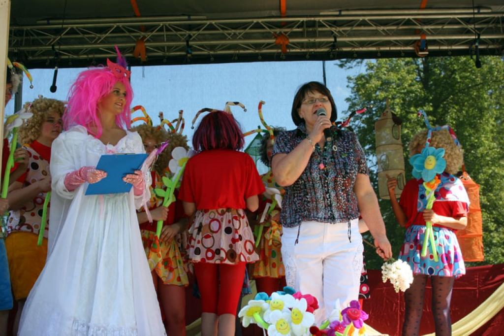 Galvenā svētku iniciatore un organizatore Rasma Vanaga sveica klātesošos un uzsauca: 