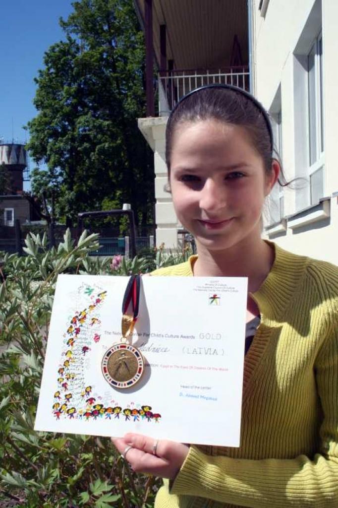 Gulbenes mākslas skolas 6. klases audzēkne Sanda Medniece ar Ēģiptes konkursa zelta medaļu.
Autors: No personiskā albuma