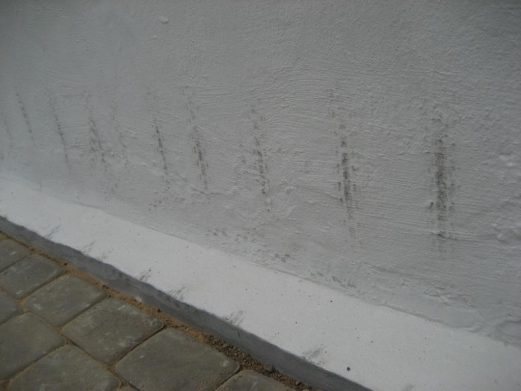 Šos velosipēda riepas iegriezienus uz Gulbenes kapličas baltās sienas, visticamāk, pilnībā notīrīt nevarēšot. Tie ir sevišķi dziļi ieēdušies tikko atjaunotās ēkas krāsojumā.
Autors: Diāna Odumiņa