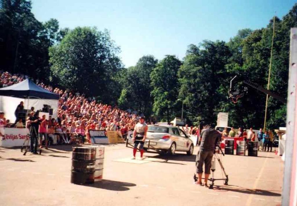 Andris Leišavnieks ''Opel'' markas auto cēla ar tādu sparu,ka pat izpelnījās tiesnešu aizrādījumu.
Autors: No personiskā albuma