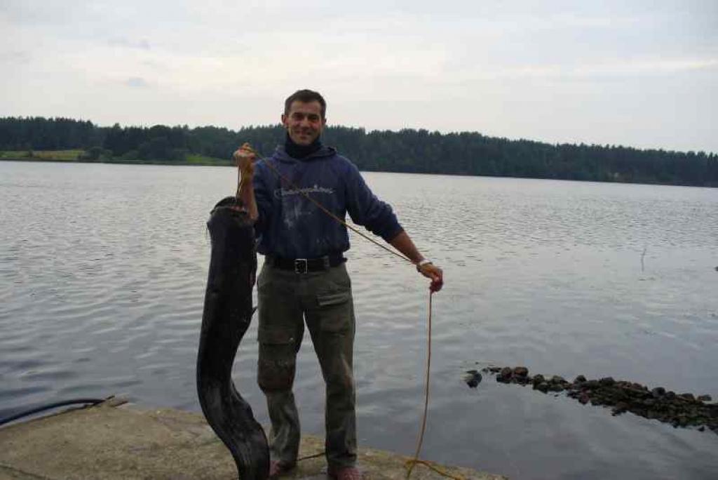 Ogrēnietis Nikolajs Rudojs ar Daugavā uz kvoka izmakšķerēto 18 kilogramu smago samu.
Autors: Foto: Einārs Siliņš