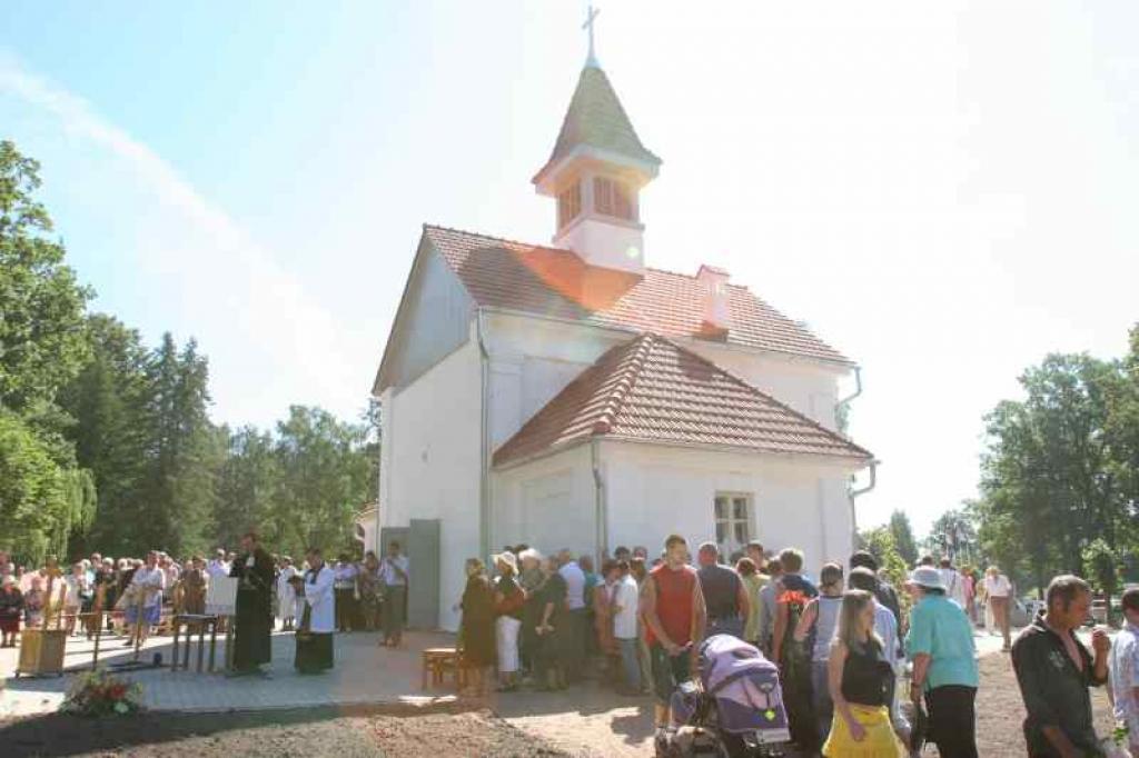 Vakar, 27.jūlijā, kapusvētkos Gulbenes vecajā kapsētā iesvētīja atjaunoto cēli balto kapliču, kas tagad ir ieguvusi arī torni un zvanu.
Autors: Gatis Bogdanovs