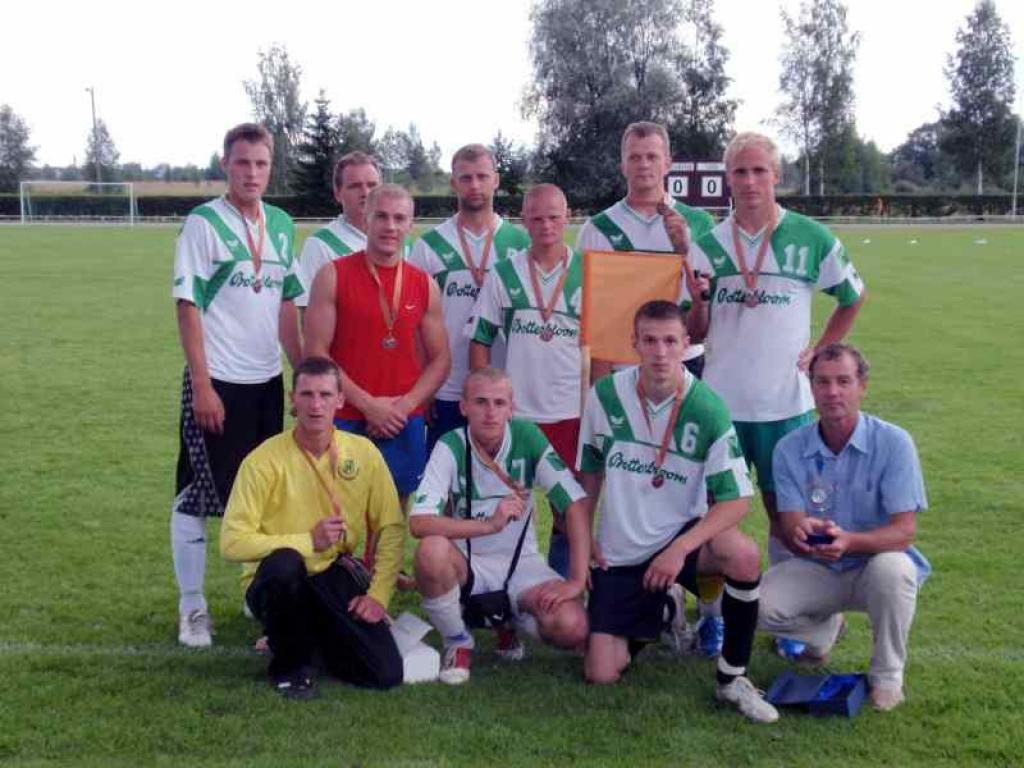 Pēc vairāku stundu ilgām cīņām laukumā spēcīgākā izrādījās Beļavas komanda, kurā spēlēja Arnis un Artis Ivanovi, Aivars Berkolds, Gints Iekļavs, Inguss Grīnbergs, Aigars Klinklāvs un Pēteris Jegorovs.
Autors: No personiskā albuma