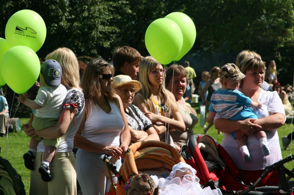 Krāsainiem baloniem rotāts un bērnu smiekliem pieskandēts bija bērnu rīts.
Autors: Gatis Bogdanovs