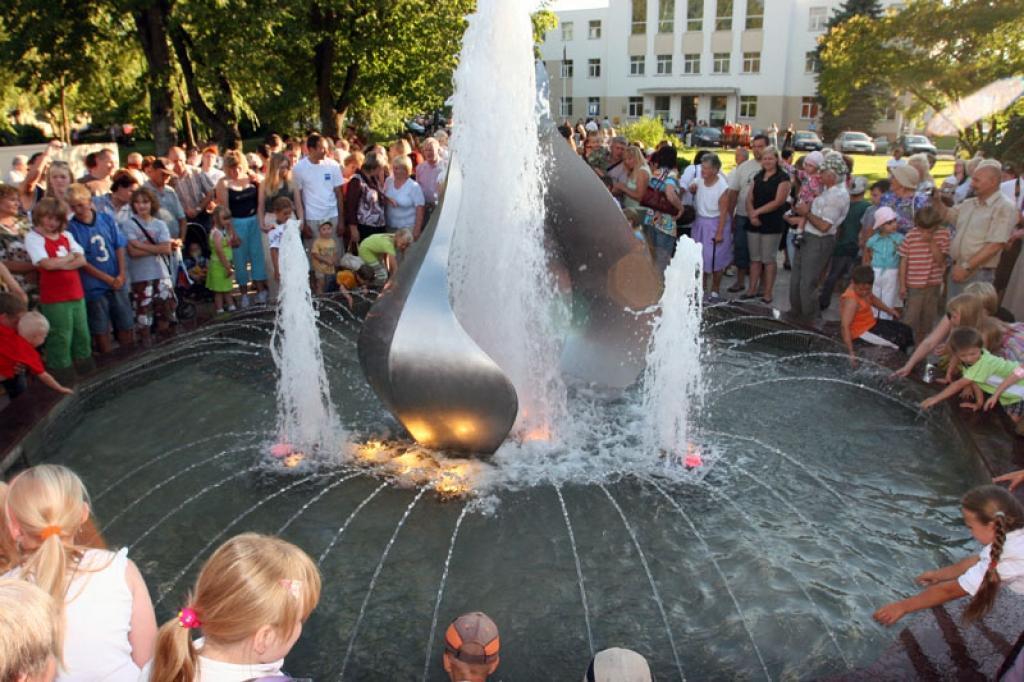 Gulbeniešu cieši ieskauta, strūklaka līdz ar baloniem uzspurdza augšup debesīs, sveikdama ļaudis pilsētas jubilejā un teikdama paldies tās veidotājiem.
Autors: Gatis Bogdanovs