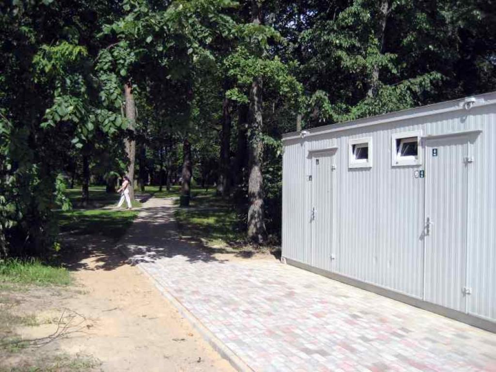 Gulbenē tapusi jauna sabiedriskā tualete ar visām labierīcībām – kanalizāciju, ūdeni un elektrību. To visu varēs izmantot par brīvu. Pašvaldība aicina iedzīvotājus saudzēt šo objektu.
Autors: Diāna Odumiņa