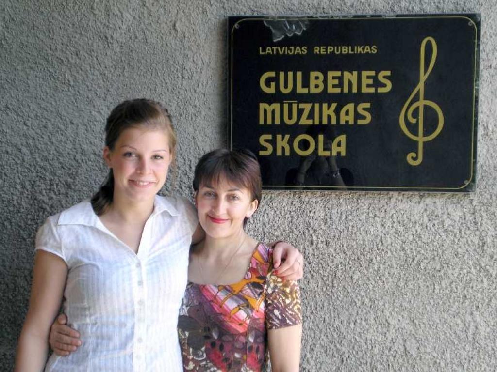 Alicia Schlender no Vācijas Gulbenes mūzikas skolā pie skolotājas Brices mācījās spēlēt vijoli.
Autors: No personiskā albuma