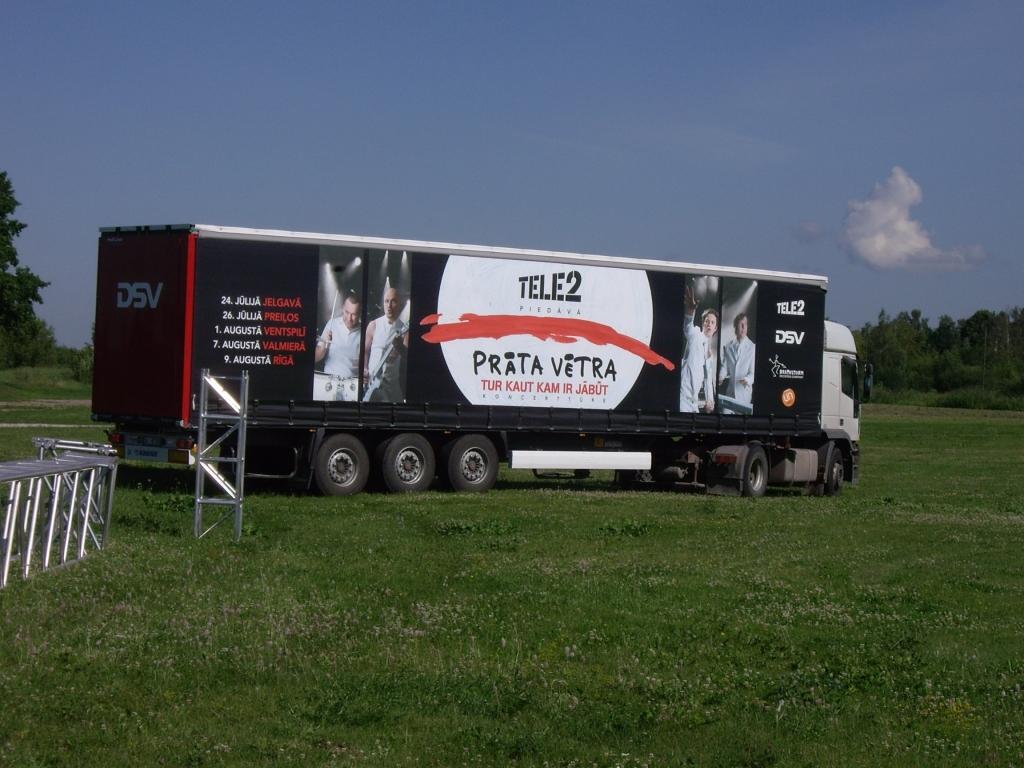 Kopā pasākuma nodrošinājumu pa Latviju pārvietos 15 kravas furgonos, bet noslēguma koncertam Mežaparka estrādē 9.augustā tehnikas transportēšanai tiks piesaistītas 22 kravas automašīnas.
Autors: No 