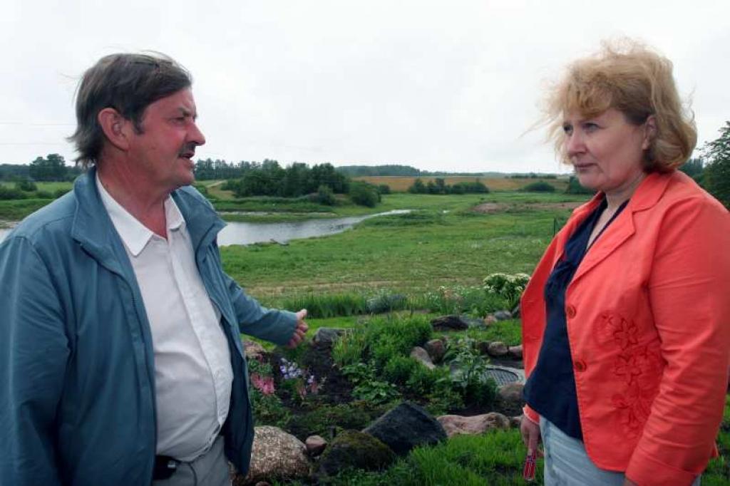 Tirzas pamatskolas 1967.gada absolvents Māris Raģelis un skolas direktore Svetlana Ziepniece ir pārliecināti, ka absolventu stādītā bērzu birzs lieliski papildinās skolas apkārtējo ainavu.
Autors: Gatis Bogdanovs