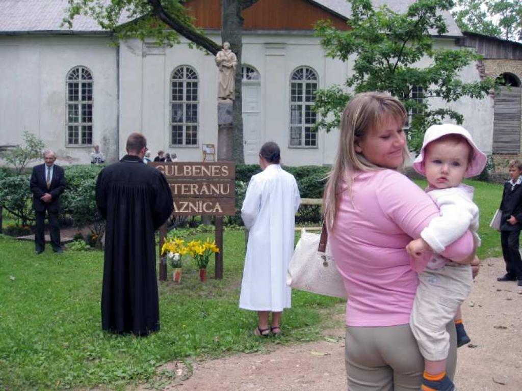 Svētdien Gulbenes luterāņu draudze un mācītājs Māris Sarma svinēja sava dievnama 165. dzimšanas dienu. Garīgās mājas pulcēja gulbeniešu ģimenes. Pēc dievkalpojuma notika dārza svētki ar kopīgu tējas dzeršanu baznīcas pagalmā. 
Autors: Inese Indzere