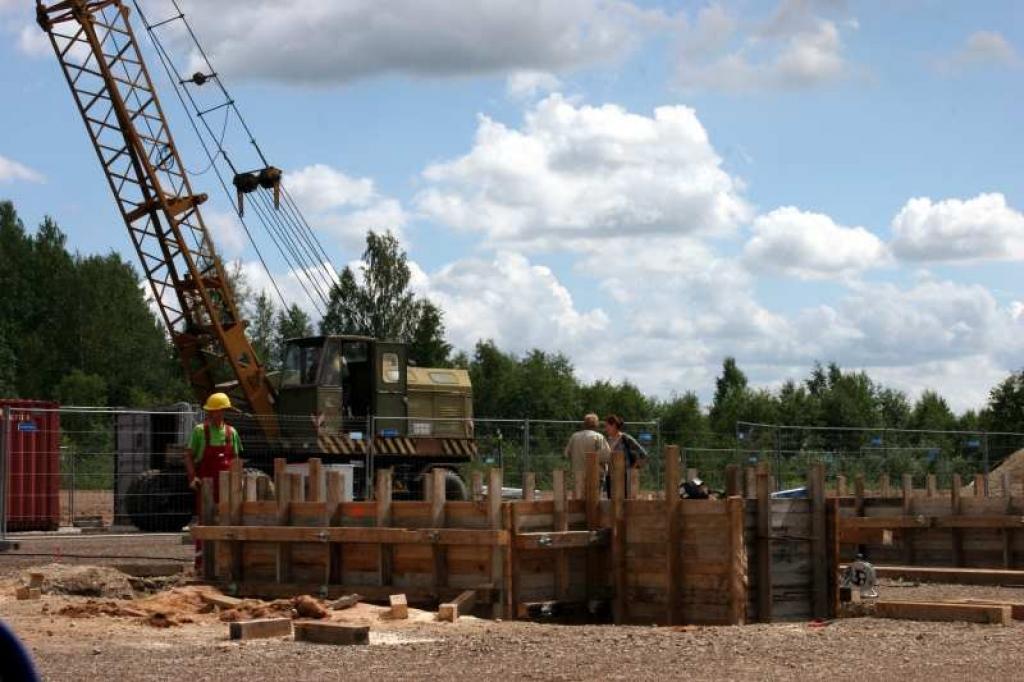 Gulbenes pilsētas tuvumā drīzumā taps asfaltbetona ražotne. Tas nozīmē, ka rajonā bez tradicionālās kokapstrādes un šūšanas sāks izvērsties jauna nozare. Tātad Gulbenes rajonā paveras jaunas attīstības iespējas. 
Autors: Gatis Bogdanovs