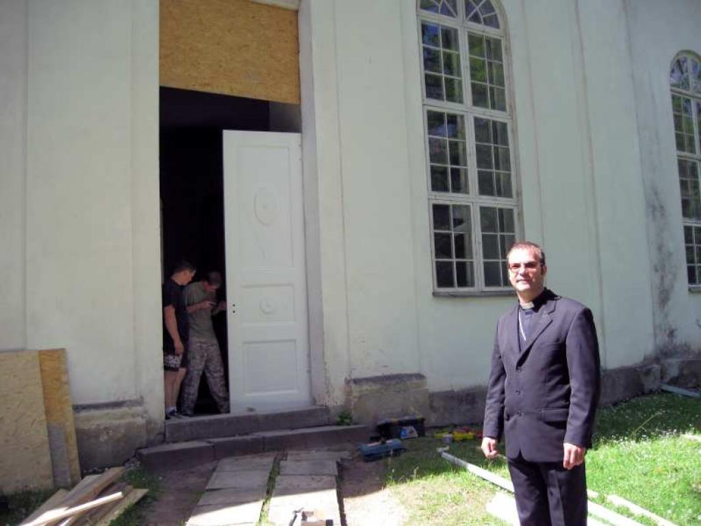 Gulbenes luterāņu draudzes mācītājs Māris Sarma saka, ka baznīcas restaurētajām durvīm ir simboliska nozīme. Tā ir nama vizītkarte. Durvis ir baltas. Tās mudina domāt tīras domas un garīgi atjaunoties. 