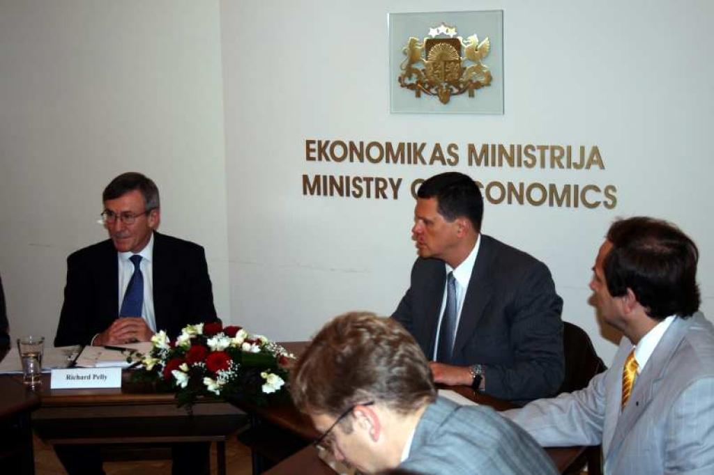 Latvijas ekonomikas ministrs Kaspars Gerhards un Eiropas Investīciju fonda vadītājs Ričards Pellī paraksta līgumu par ieguldījumu fonda izveidi.
Autors: No Ekonomikas ministrijas arhīva