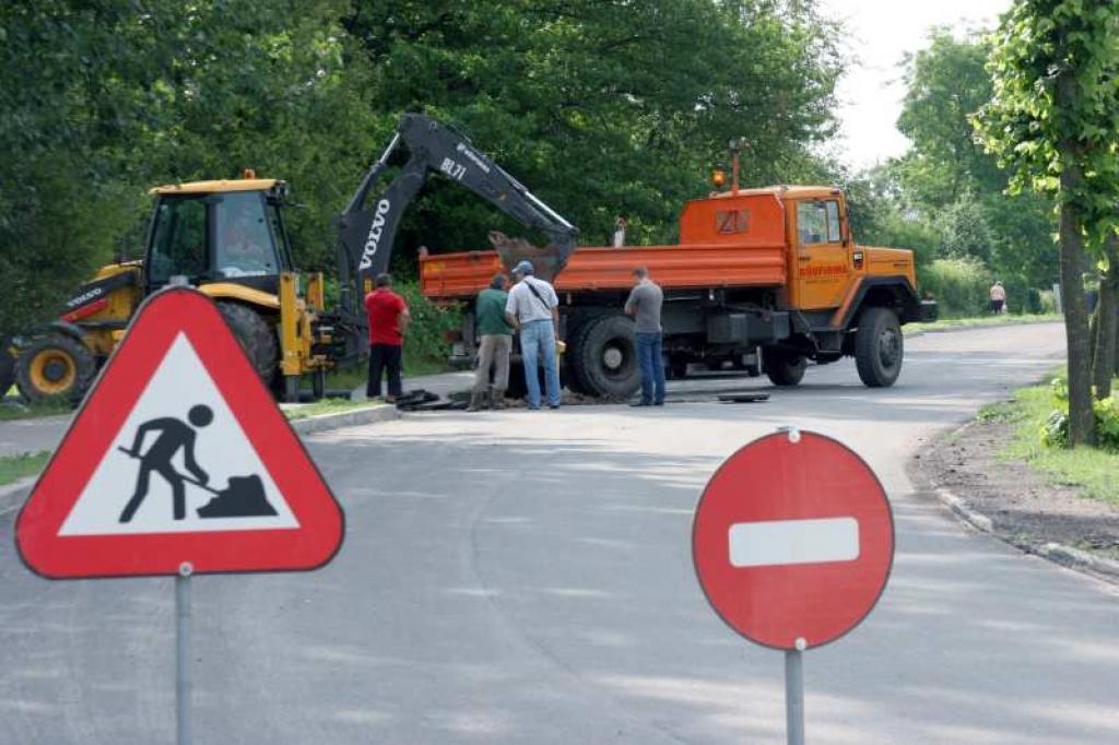 Neskaidrs ir jautājums, vai lietus ūdeņu novadīšanu šajā vietā nevarēja sakārtot pirms ielas asfaltēšanas. Vai tas ir ekonomiski izdevīgi asfaltētu ielu atkal pārrakt un pēc tam lāpīt ciet? 
Autors: Gatis Bogdanovs
