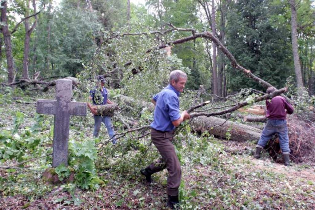 Tirzas kapos vētra nolauzusi lielus kokus. Ir cietuši kapu pieminekļi, krusti.
Autors: Gatis Bogdanovs