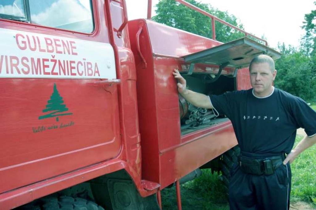 Stradu pagasta elektriķis Guntars Strazdiņš jau sešus gadus ir līgumstrādnieks mežu ugunsgrēku dzēšanā. Sākumā piekritis šim darba, vēloties nopelnīt, bet ar laiku klāt nākusi arī atbildības sajūta. Virsmežniecībai ir grūti atrast cilvēkus, kas būtu ar mieru vasarā veikt šo darbu. 
Autors: Gatis Bogdanovs