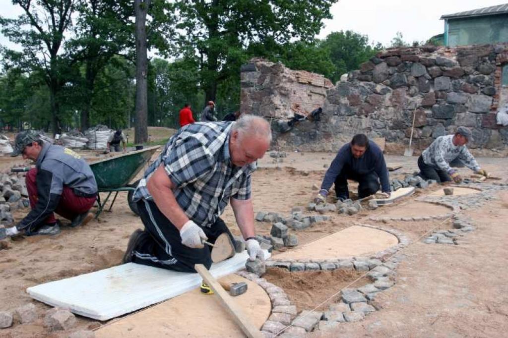 Pašlaik parka teritorijā norit labiekārtošanas darbi: tiek atjaunots zālājs, likts celiņu segums, Rūdolfa jeb slimnīcas parkā ir izzāģēti sausie koki.
Autors: Gatis Bogdanovs
