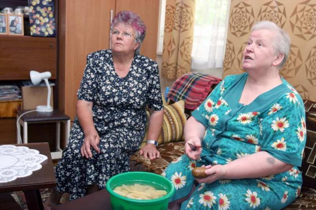 Veco ļaužu mājas pārvaldniecei Dzintrai Kundratei ikdiena paiet, lai rūpētos par 16 mājas iedzīvotājiem, viena no tiem ir Alise Zunde, kurai diena aizrit darot dažādus ikdienišķus darbus.
Autors: Gatis Bogdanovs