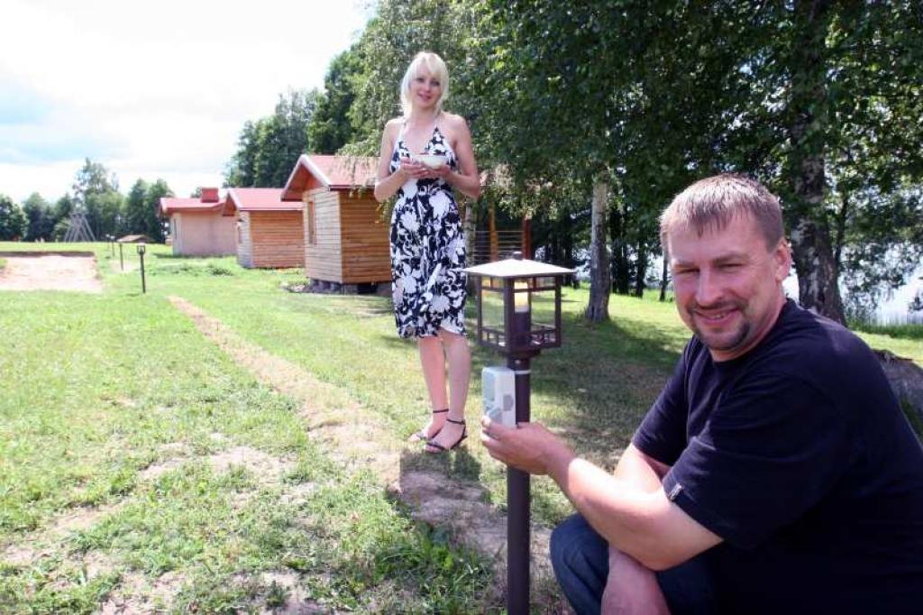 Apmesties ar treileriem un pieslēgties pie elektriskās strāvas ir iespējams arī atpūtas kompleksā “Ziedugravas”, kur saimnieko Gundars Rubenis ar ģimeni.
Autors: Gatis Bogdanovs