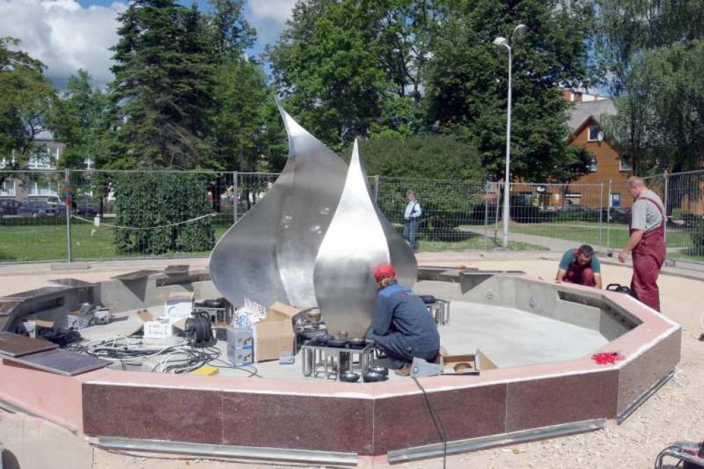 Iecerēts, ka izgaismota strūklaka vakara krēslā atgādinās ugunskuru.  
Autors: Gatis Bogdanovs